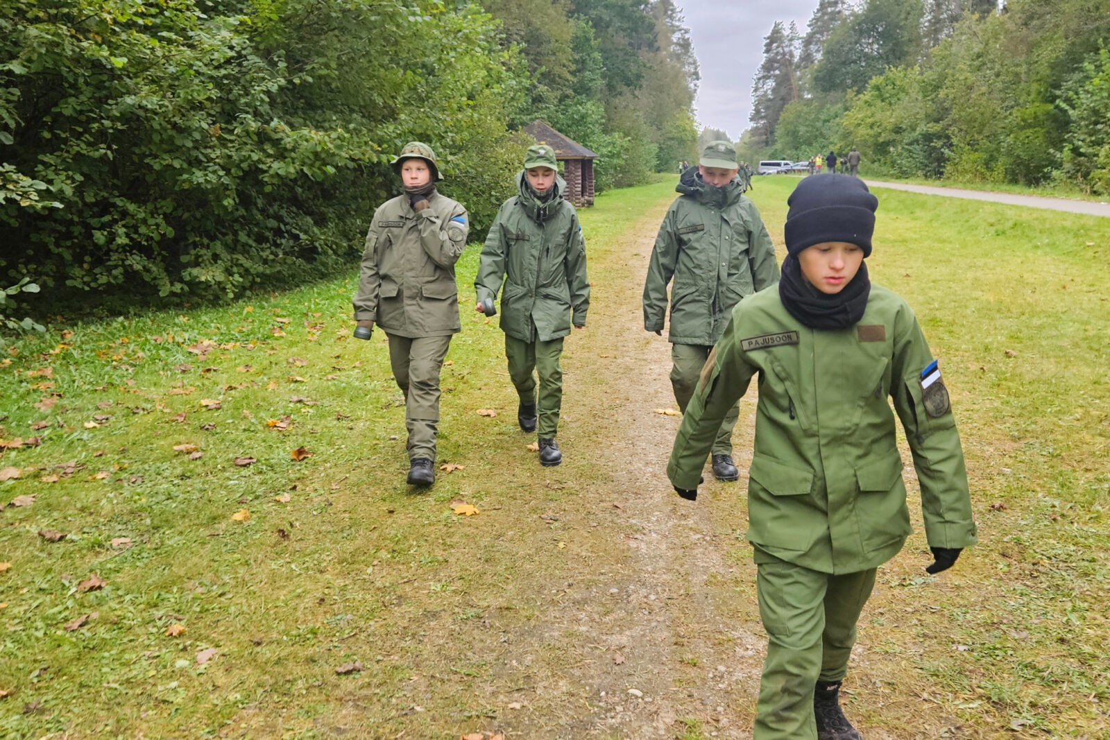 Kose noored jalutavad võistlusmatkal