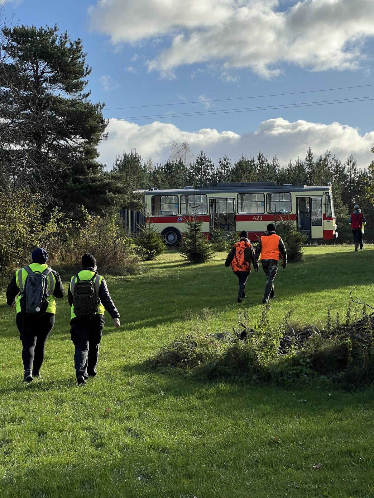 Rae naiskodukaitsjad liiguvad bussi peale