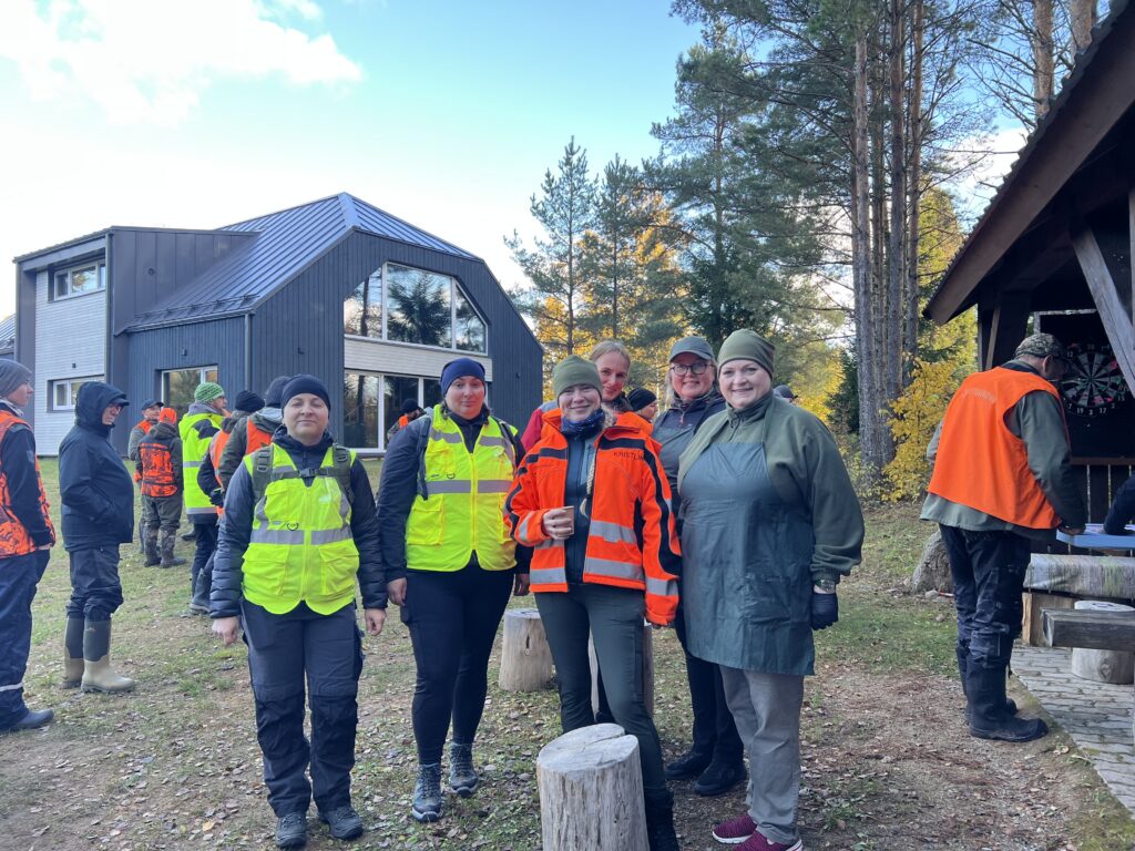 Rae naiskodukaitsjad ajujahil seisavad reas