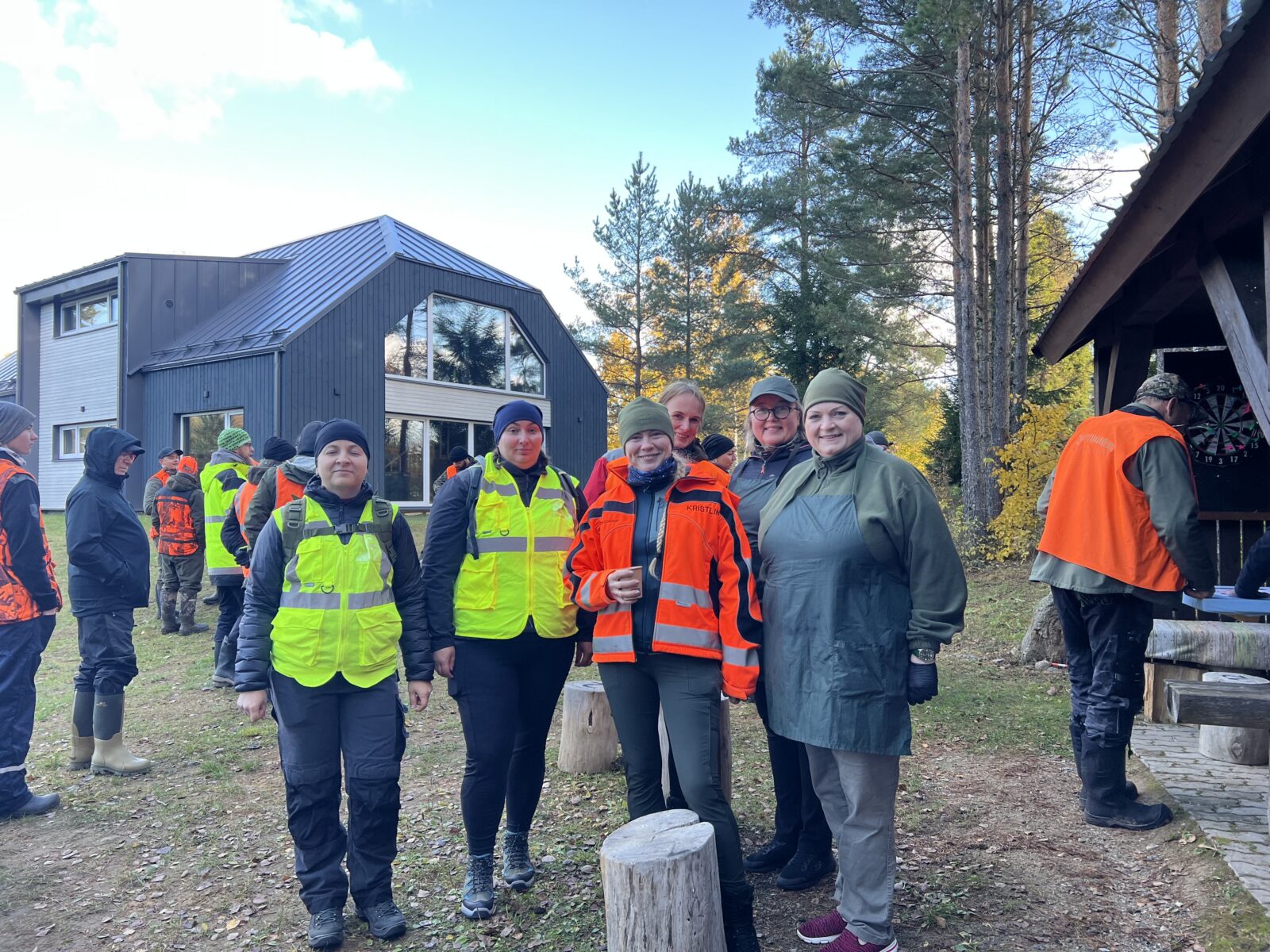 Rae naiskodukaitsjad ajujahil seisavad reas