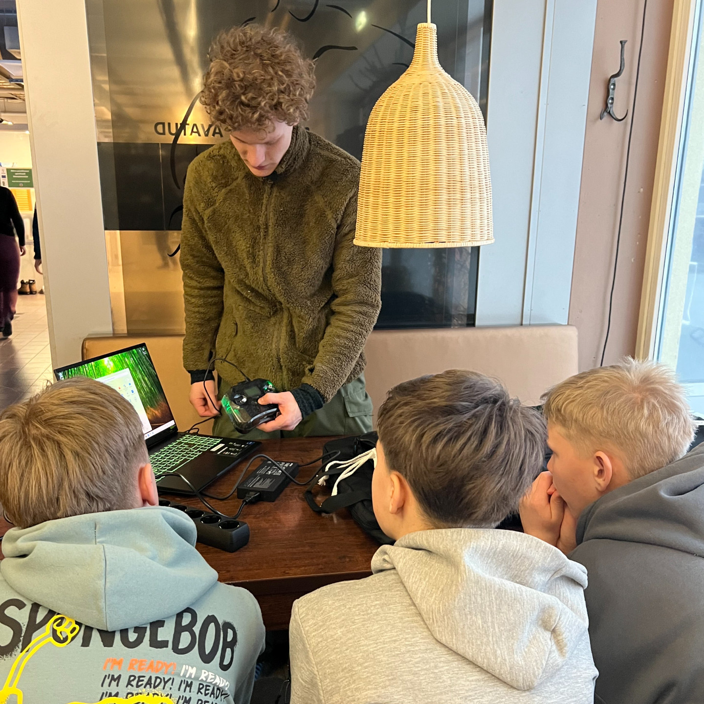 FPV drooniga lendamise harjutamine simulatsioonimängus