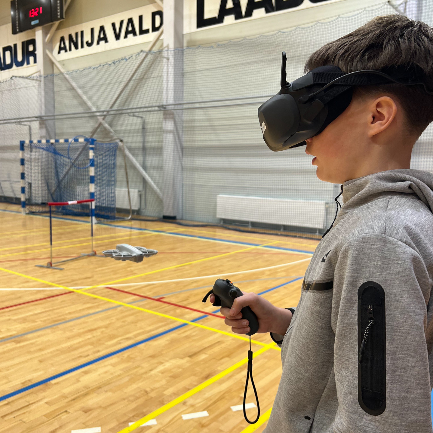 NEO drooniga lendamine takistusrajal droonikoolitusel