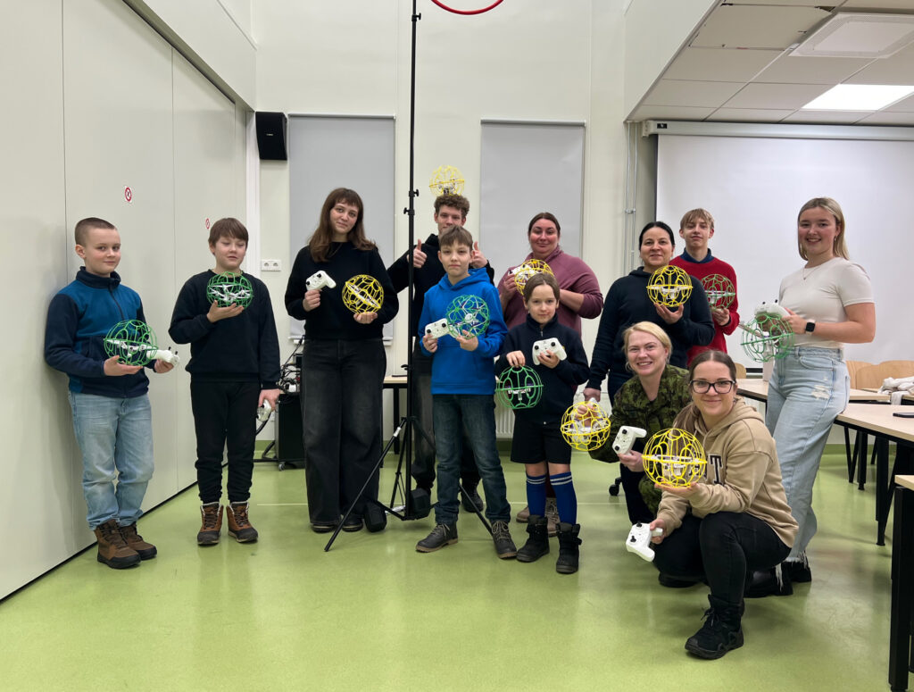 Harju maleva kotkad ja ringkonna naiskodukaitsjad harjutavad droonijalkat