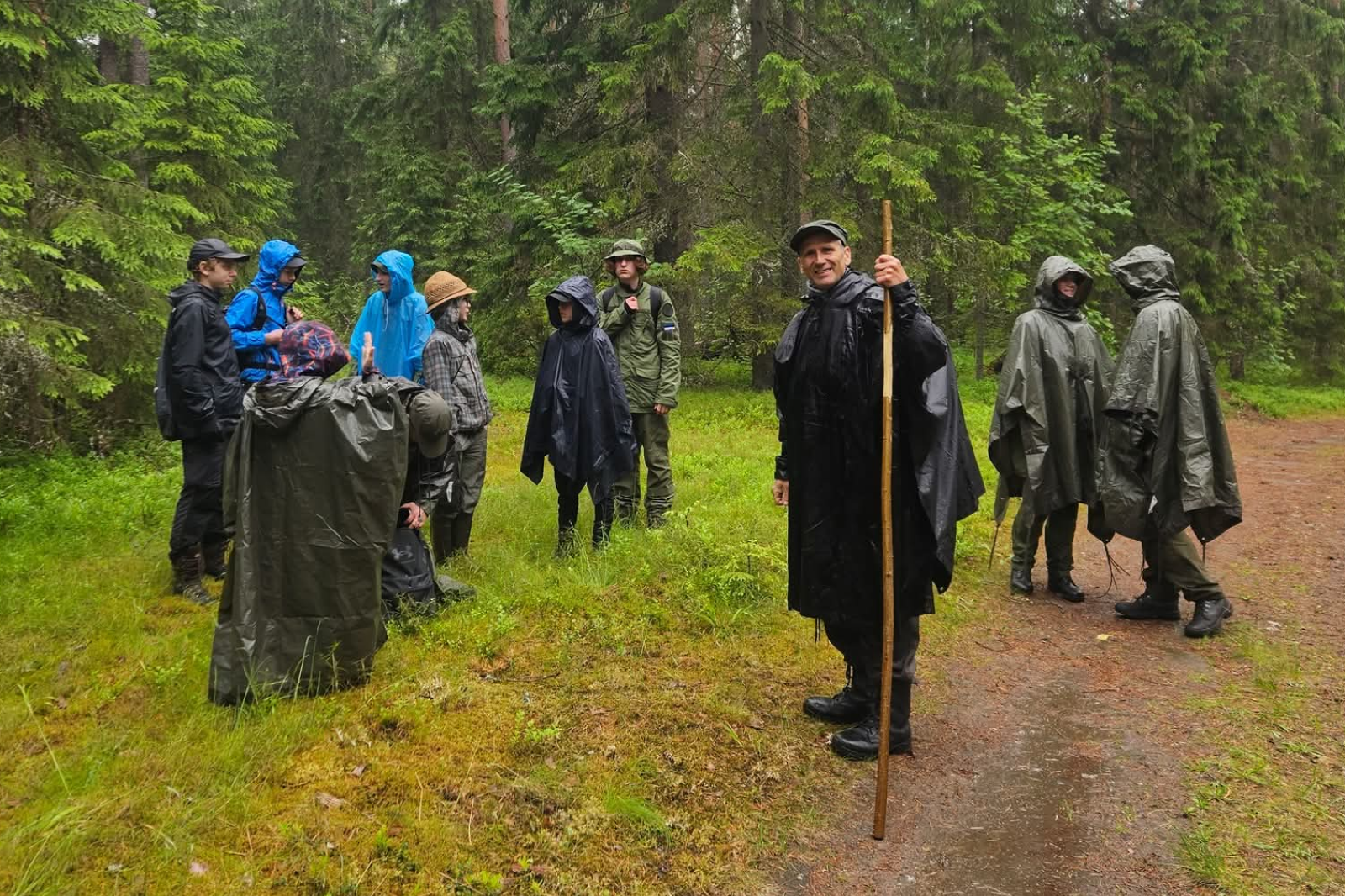 Noored valmistavad metsalaagris lõkkel toitu
